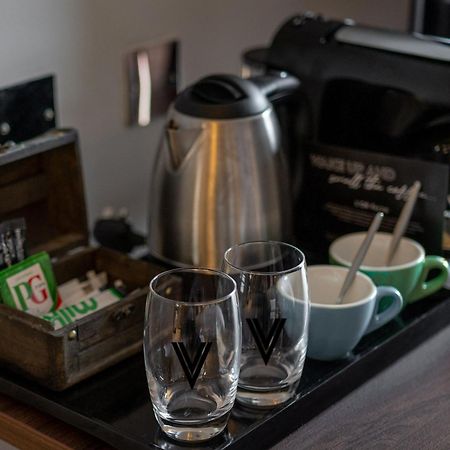 Village Hotel Солихъл Екстериор снимка