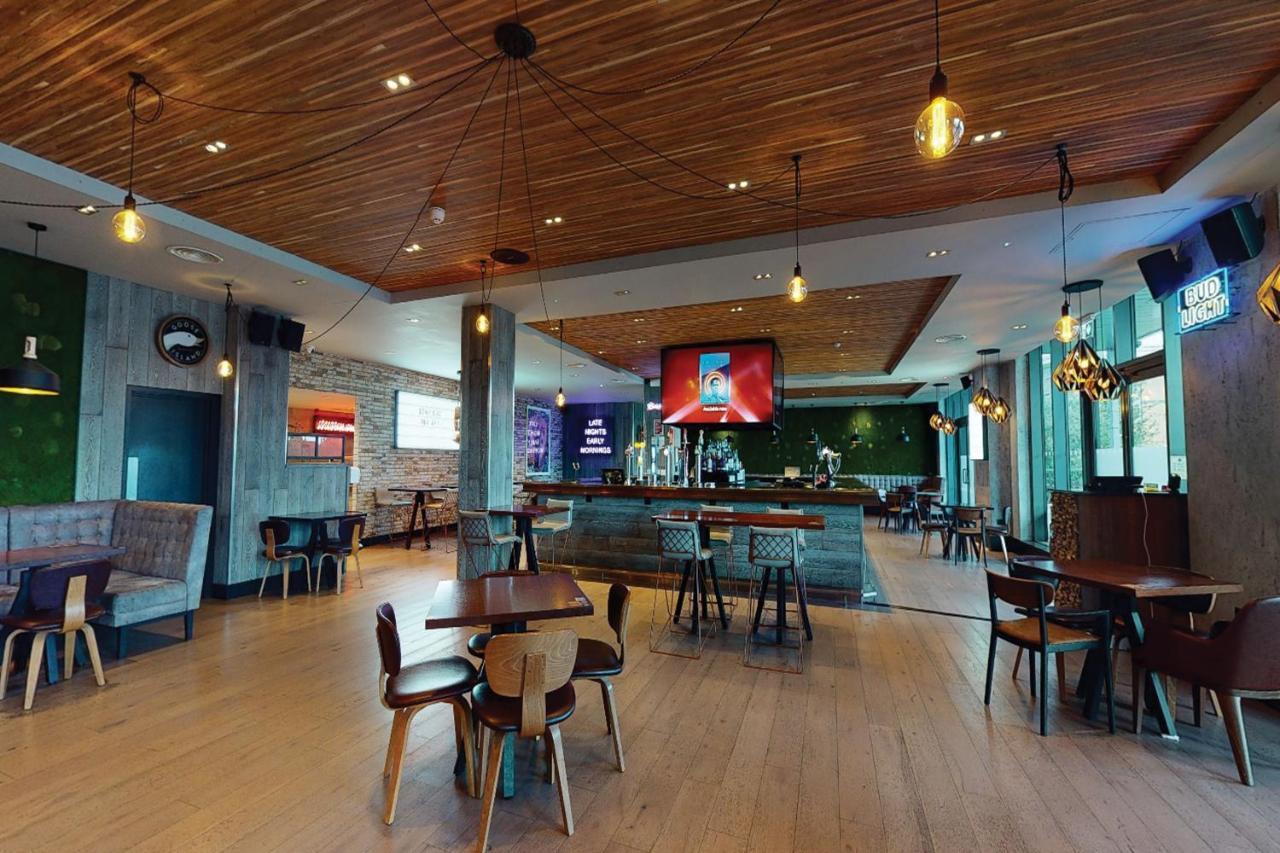 Village Hotel Солихъл Екстериор снимка