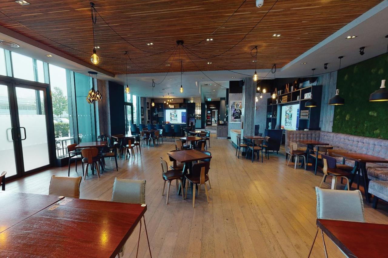 Village Hotel Солихъл Екстериор снимка