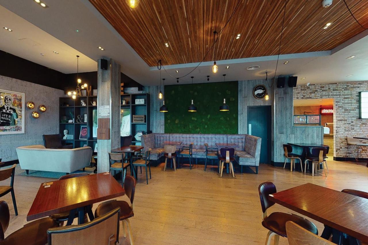 Village Hotel Солихъл Екстериор снимка