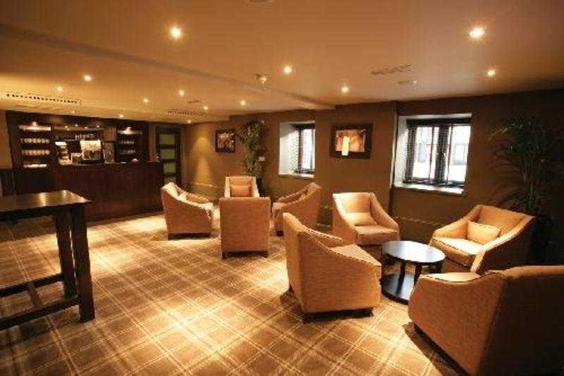 Village Hotel Солихъл Екстериор снимка