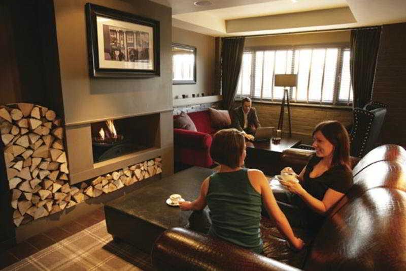 Village Hotel Солихъл Екстериор снимка