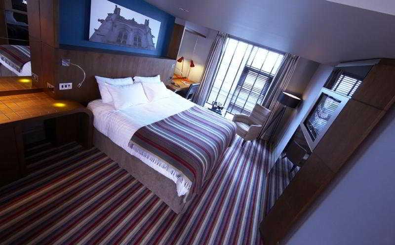 Village Hotel Солихъл Стая снимка