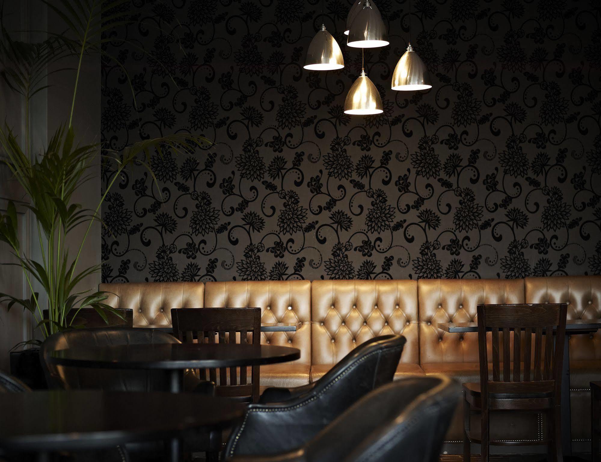 Village Hotel Солихъл Екстериор снимка