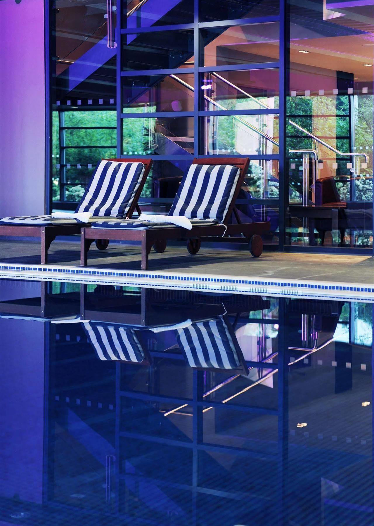 Village Hotel Солихъл Екстериор снимка