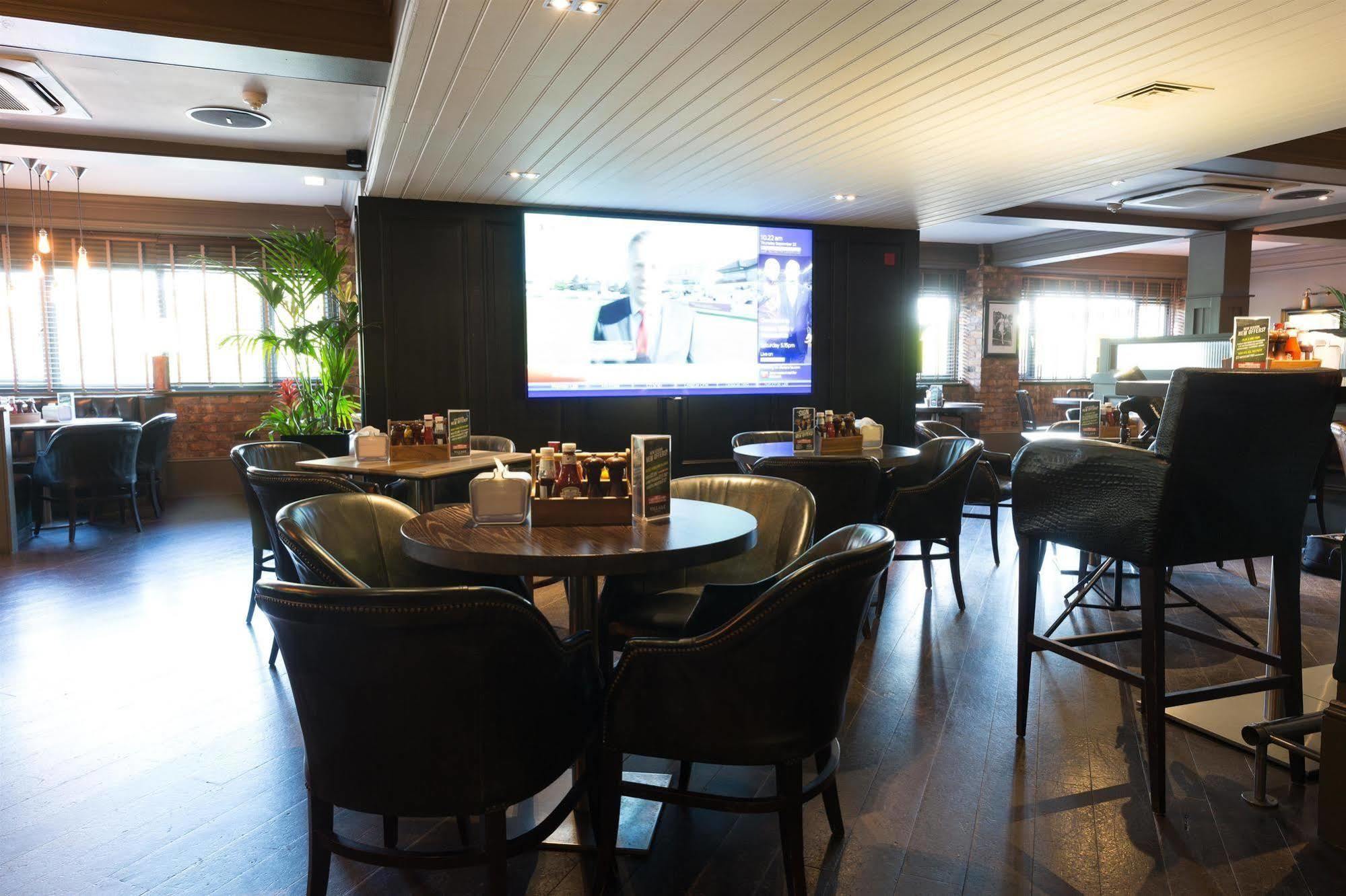 Village Hotel Солихъл Екстериор снимка