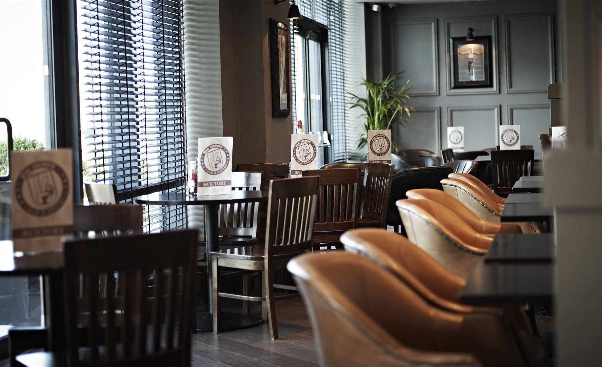 Village Hotel Солихъл Екстериор снимка