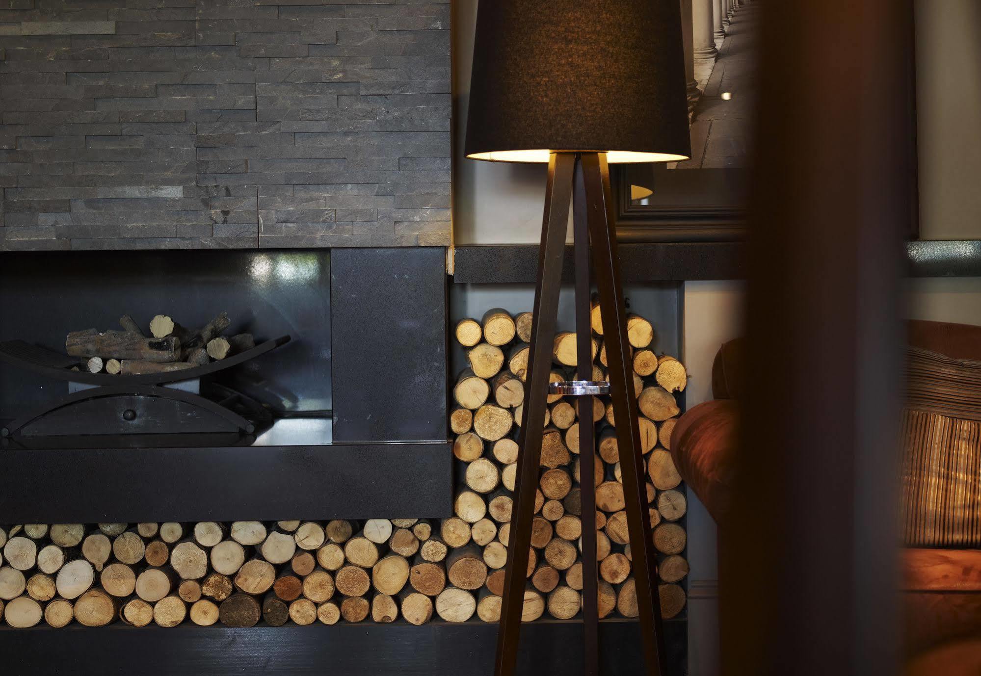 Village Hotel Солихъл Екстериор снимка